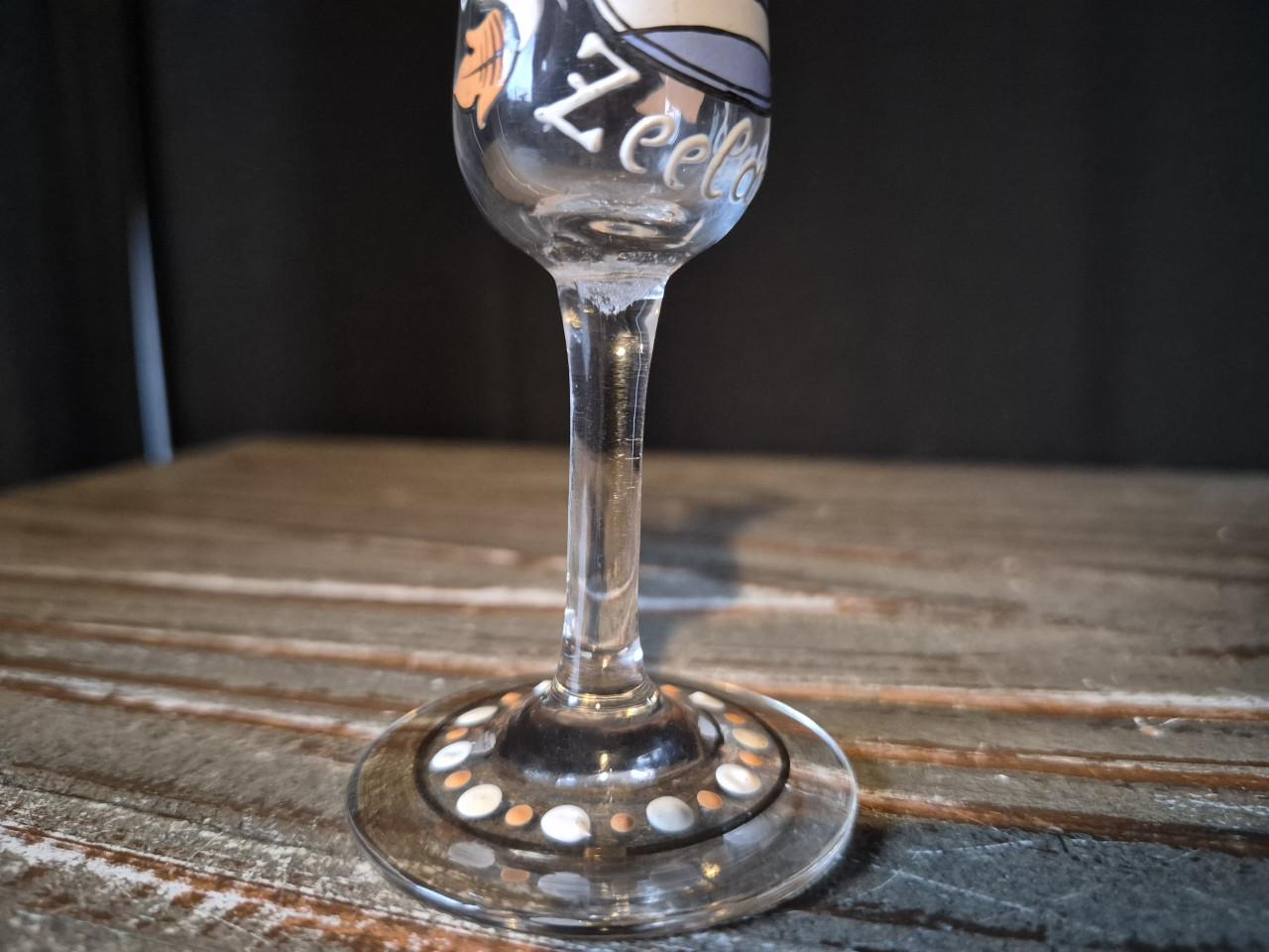 18e eeuws geëmailleerd borrel/likeurglas "Zeeland 1771"