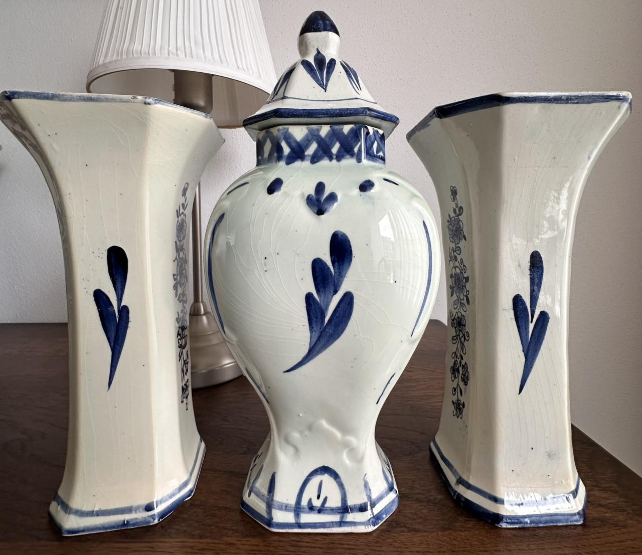 MOOI DELFTS BLAUW KASTSTEL.( HAND BESCHILDERD.)