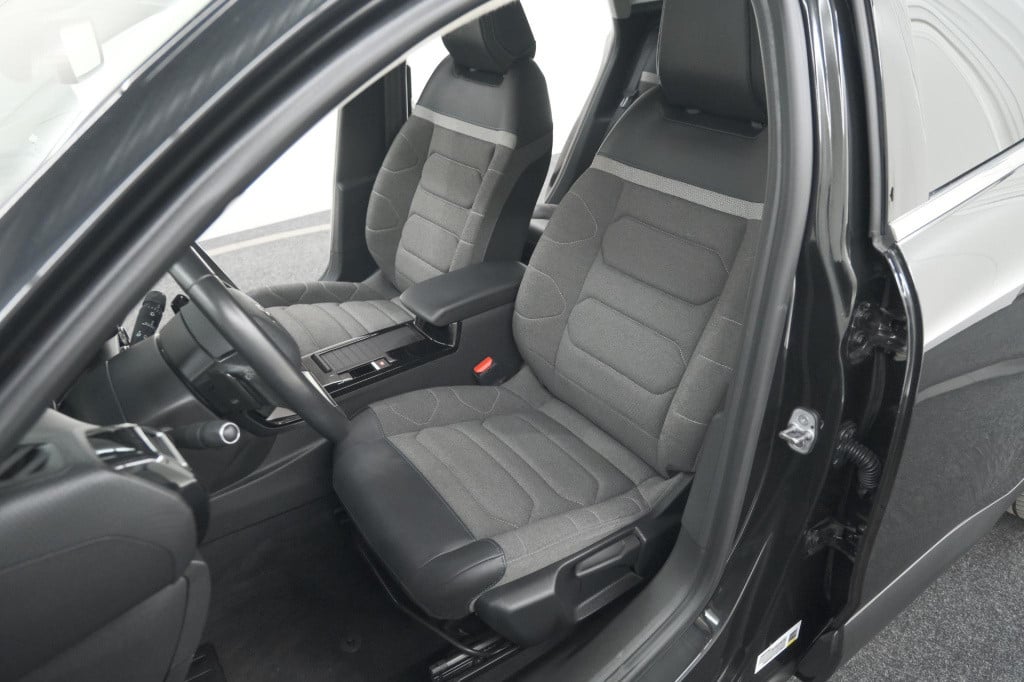 Citroen C4 puretech 131 eat6 shine | camera | head-up display | navigatie |