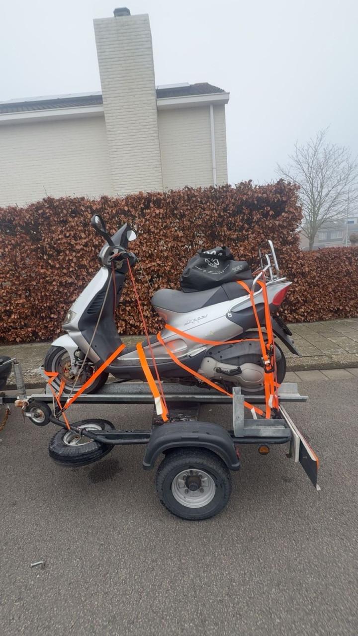 Grote zak met spanbanden, touw, elastieken enzovoort voor aanhangwagen