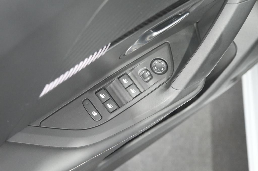 Peugeot E-2008 ev allure avantage 54 kwh | 97,3% soh | 11 kw lader | apple 
