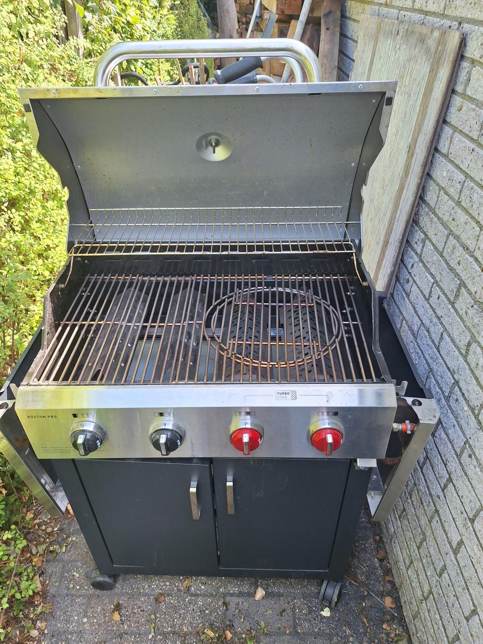 In NIEUWSTAAT verkerende  Gas  bbq