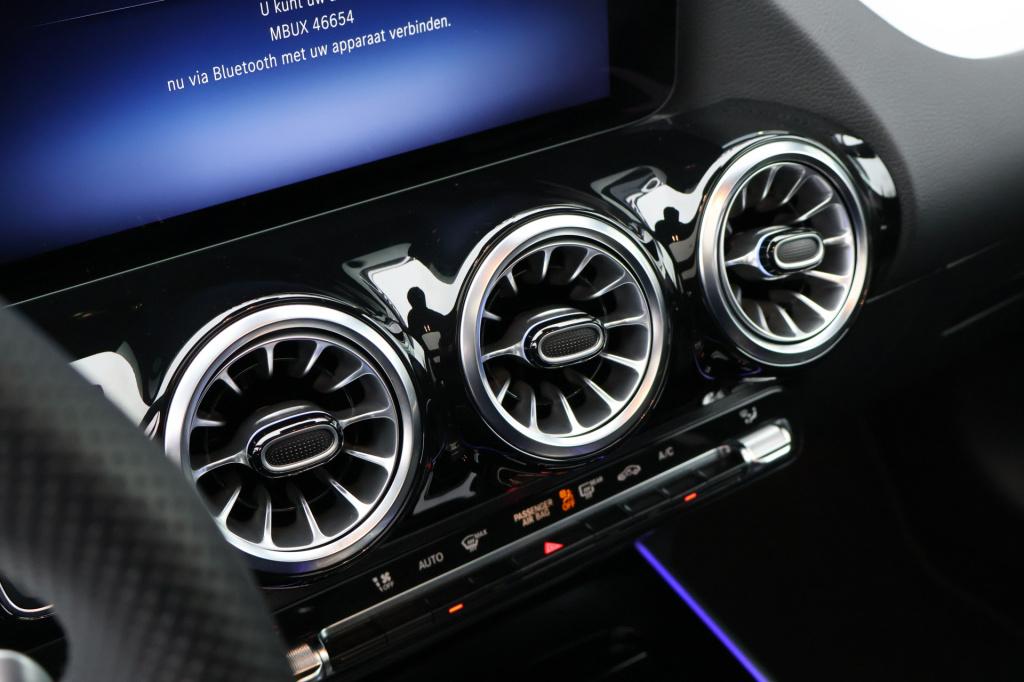 Mercedes-Benz Gla-klasse 180 amg line i 2025 i panorama dak i manufaktur al