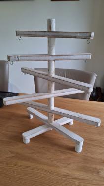 Wit houten standaard met haakjes