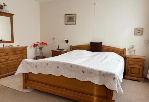 Ledikant Eiken. 1 Elektr /1 Hand bediening. 2 Matr,2 Latt bodem. 2 Nachtk.