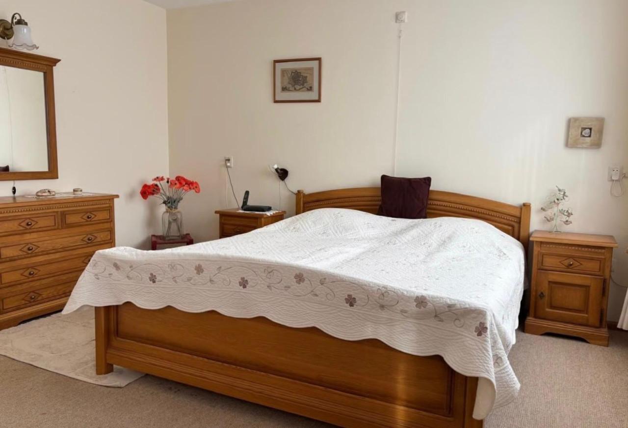 Ledikant Eiken. 1 Elektr /1 Hand bediening. 2 Matr,2 Latt bodem. 2 Nachtk.