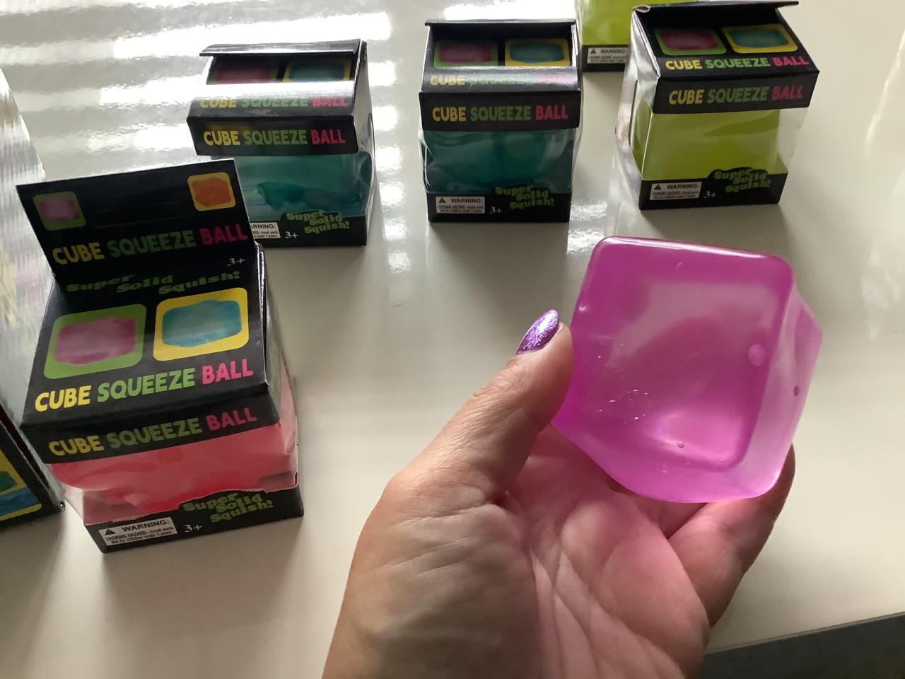 De nieuwste rage van dit moment, de cube squeeze ball.