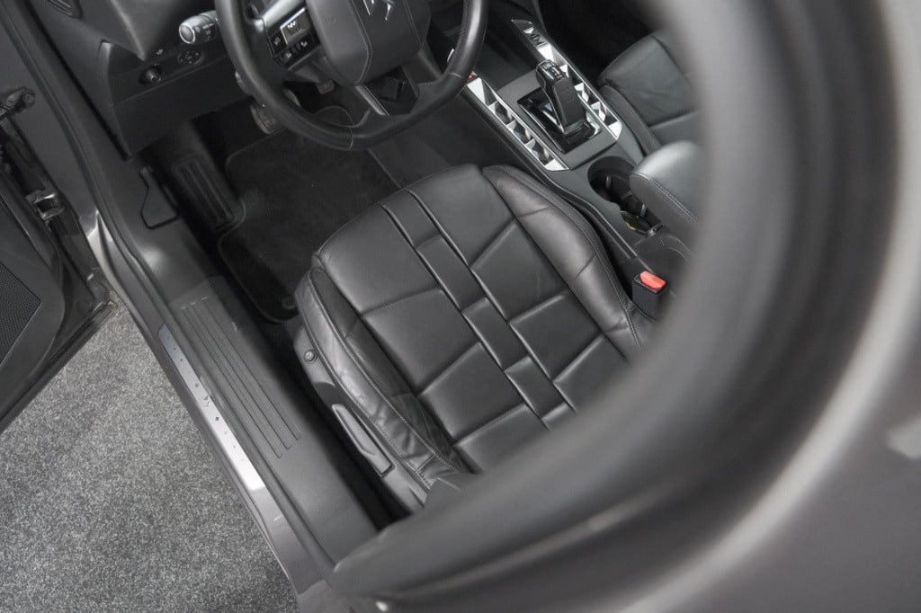 Ds Ds 3 crossback 50 kwh e-tense so chic | camera | dodehoekdetectie | head
