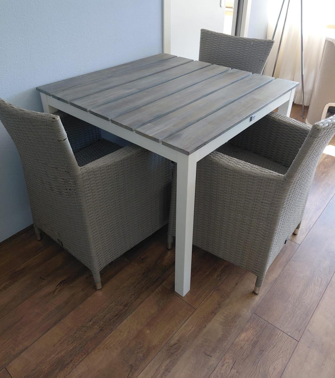 Leuke eettafel met 3 stoelen