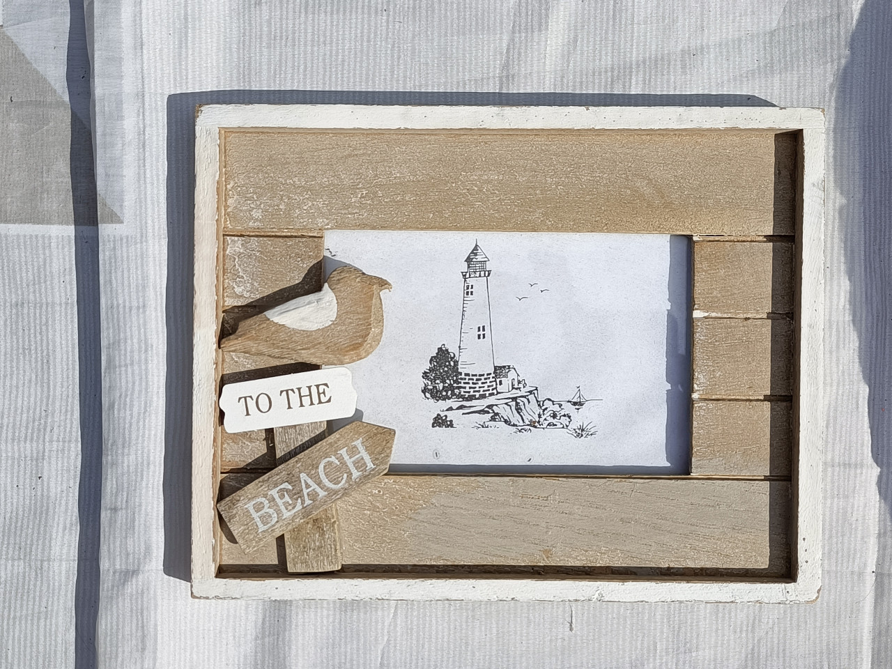 Leuk houten fotolijstje. Maten 19,5 x 15,5 cm. Frame voor foto: 11,5 x 8 cm