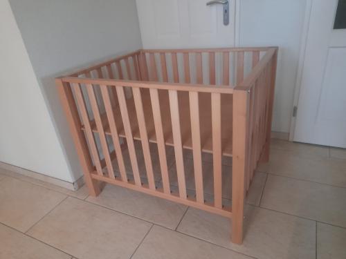 Houten box ( in goede nette staat ) in hoogte verstelbaar!