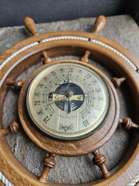 Mooi vintage houten maritiem stuurwiel met barometer..