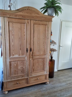Te koop geloogd grenen kast