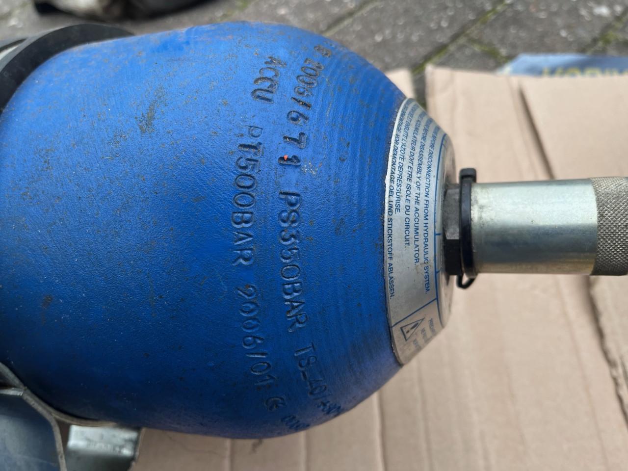 2 stuks hydrauliek accumulatoren