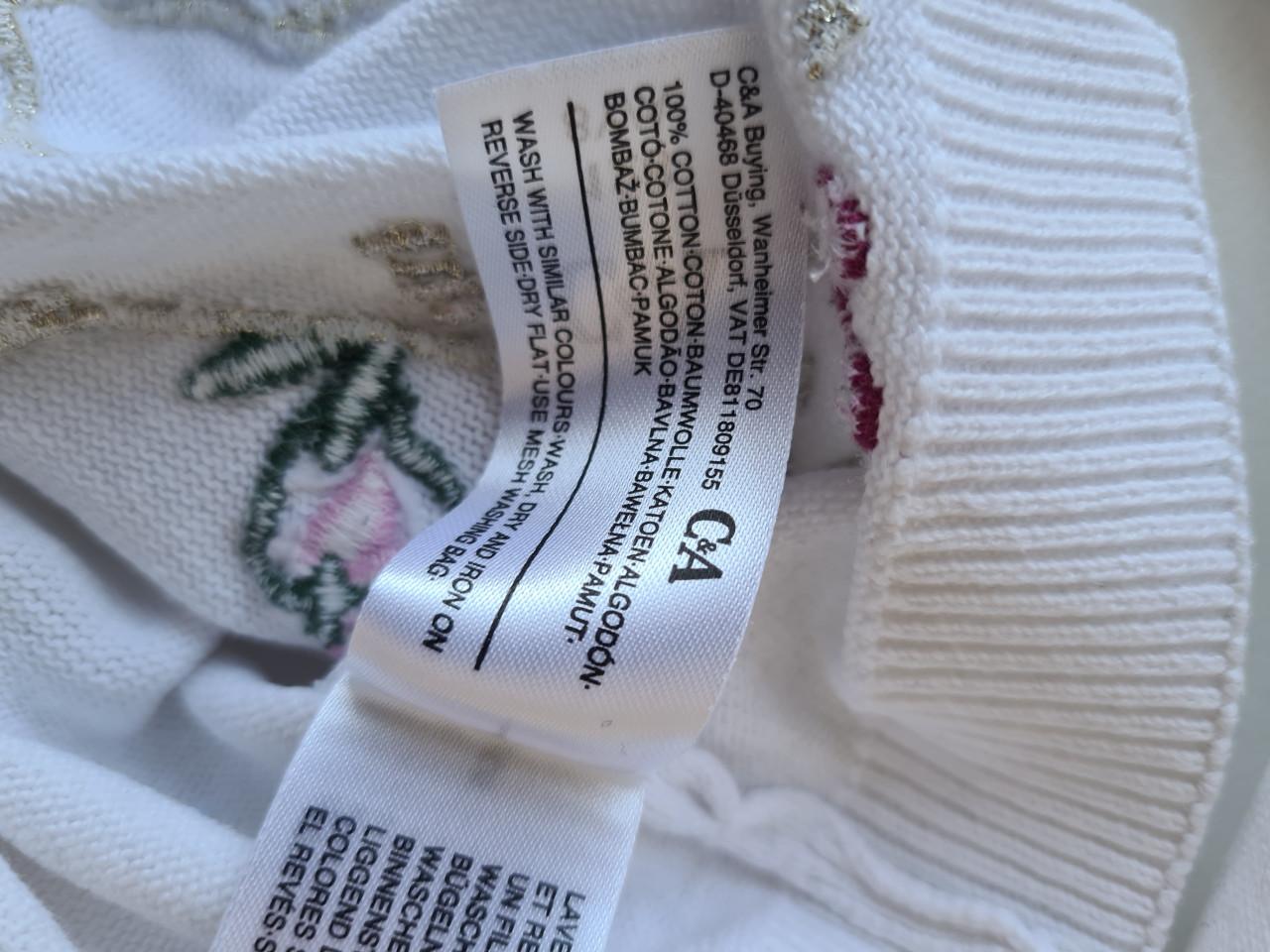 Heel leuk wit vestje met konijntjes en applicaties van C&A  Maat 128