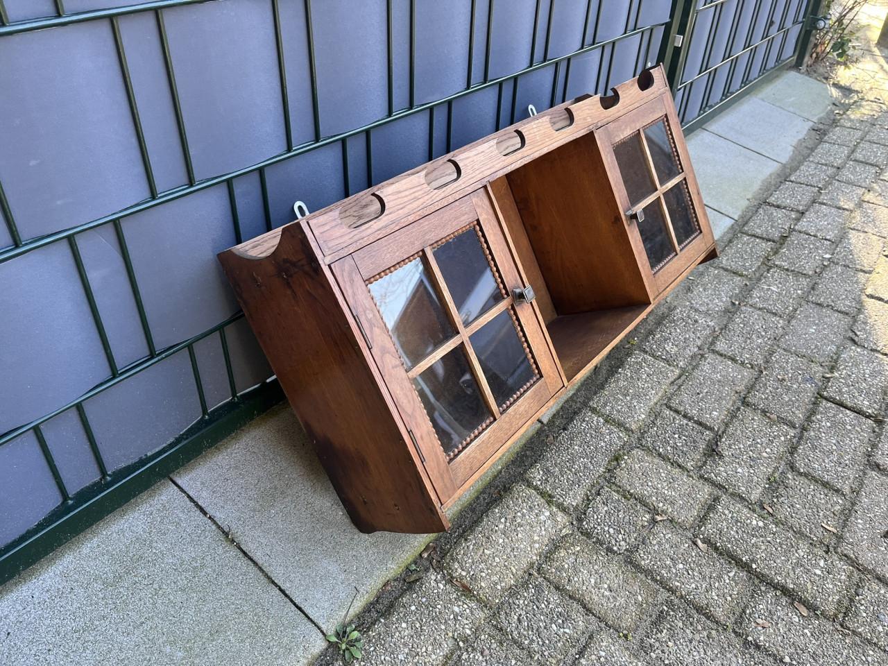 Wandkastje met glazen deurtjes