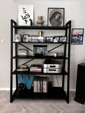 Wandkast. Open, zwart, metaal.