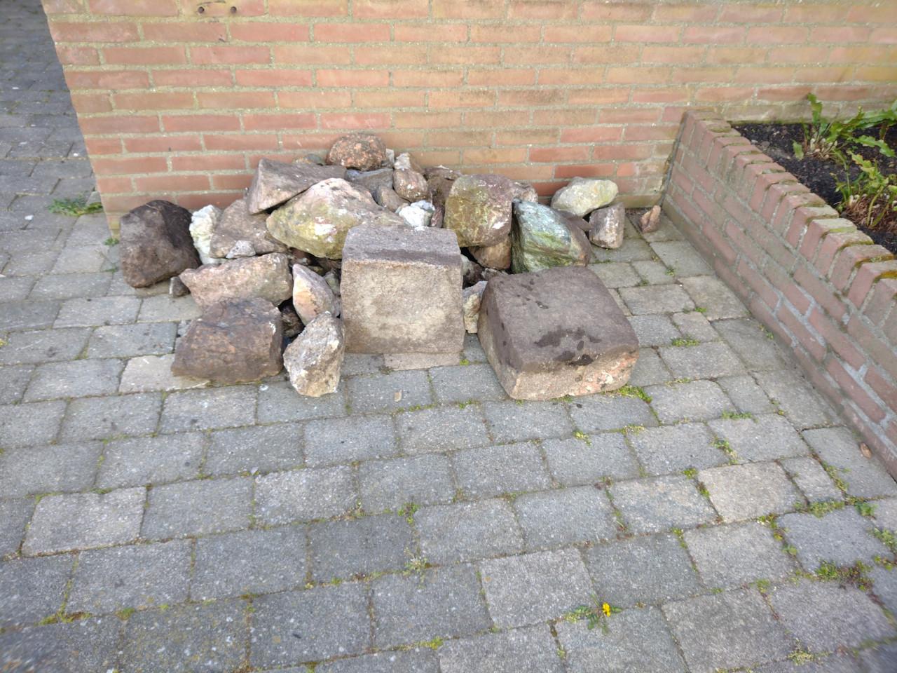 Vijver stenen  rots tuin.gratis in Vlissingen