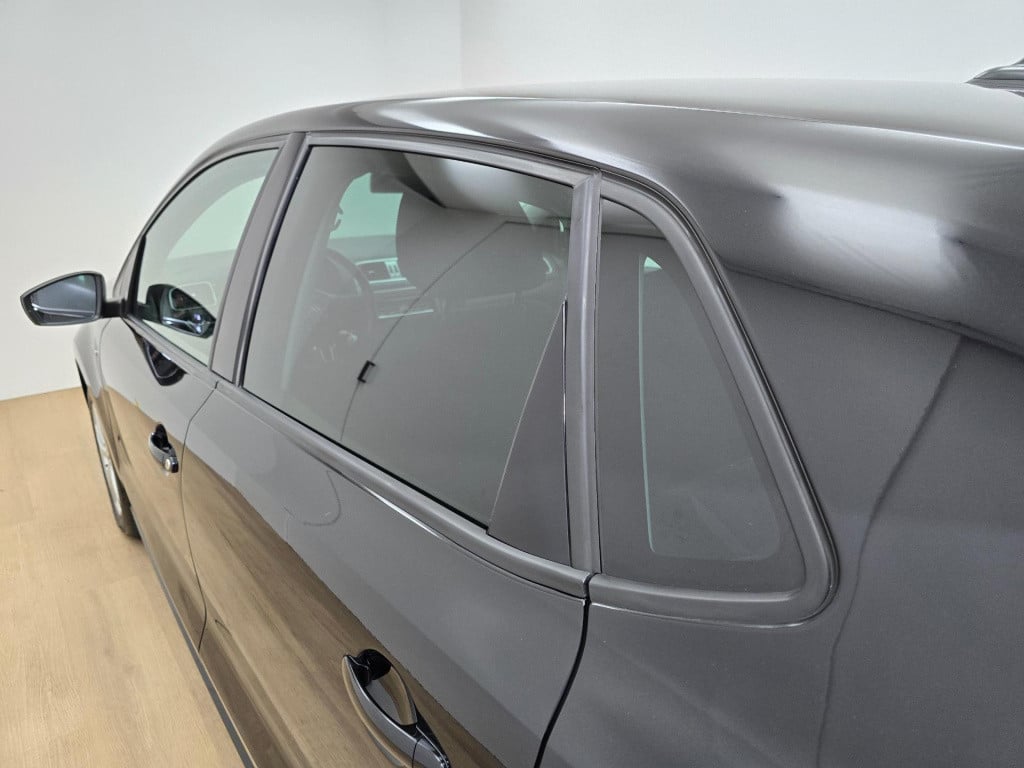 Volkswagen Polo occasion 1.2 tsi in zwart met cruisecontrol en sportieve lo