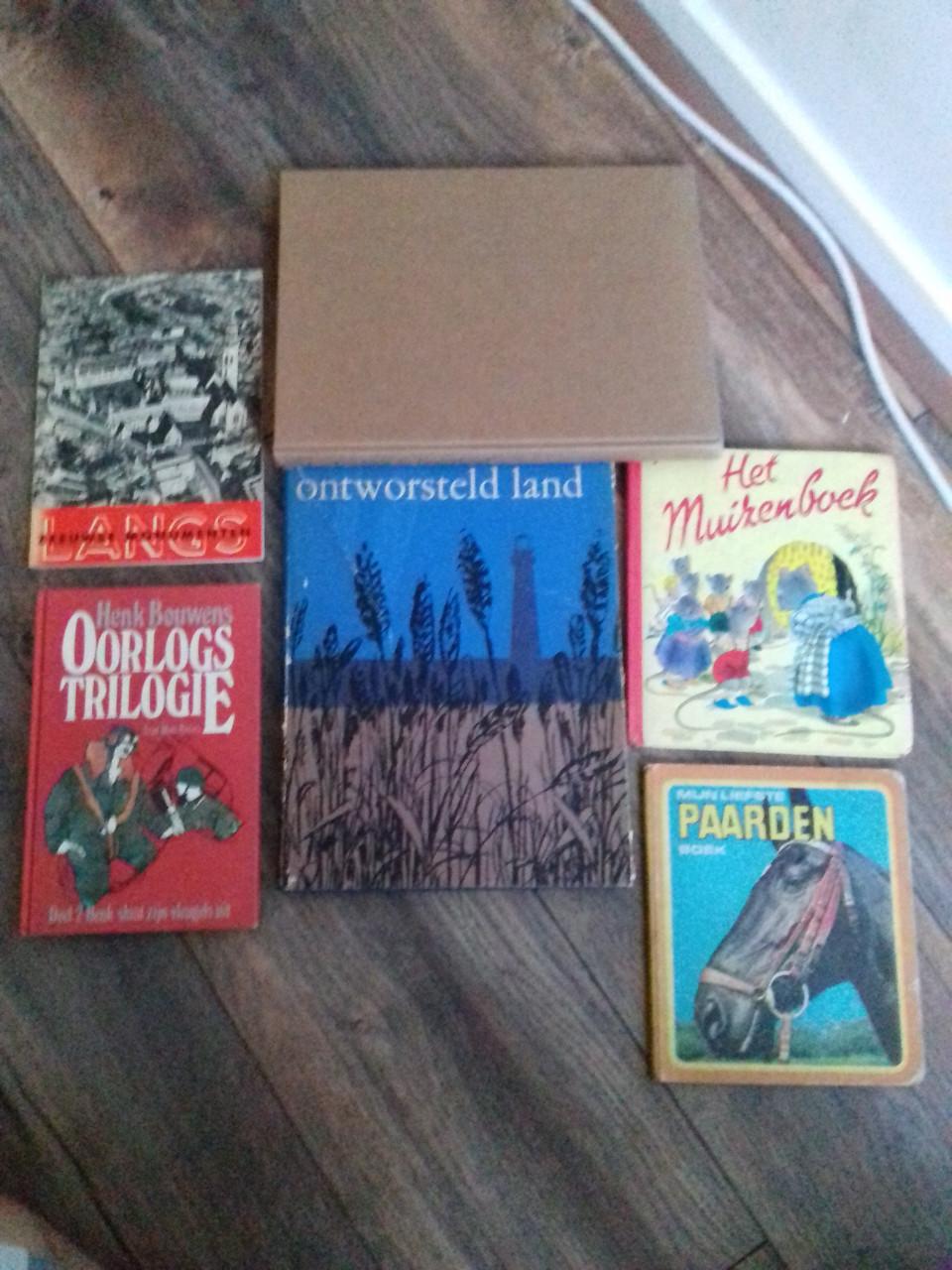 Oude geschiedenis boeken van o.a. Zeeland. Kinderboeken, etc