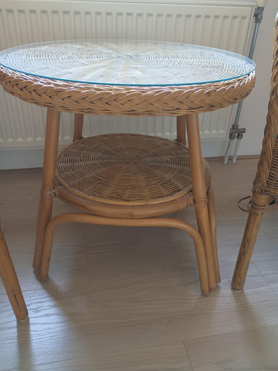 Te koop: set van 2 stoeltjes met tafel