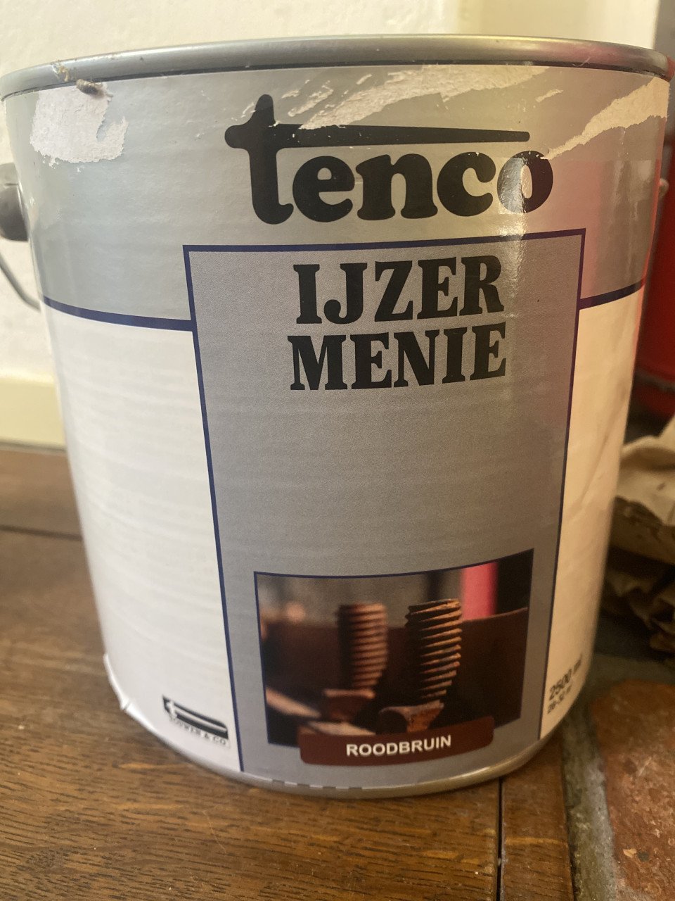 Ijzer menie en zwarte verf voor bij roest