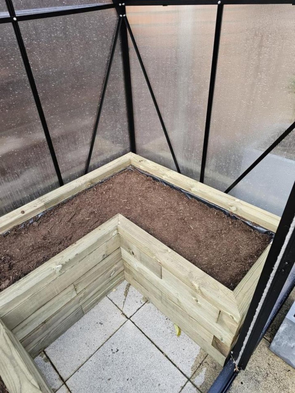 Tuinkas Vitavia comet 2500 en plantenbak van Woodblocx