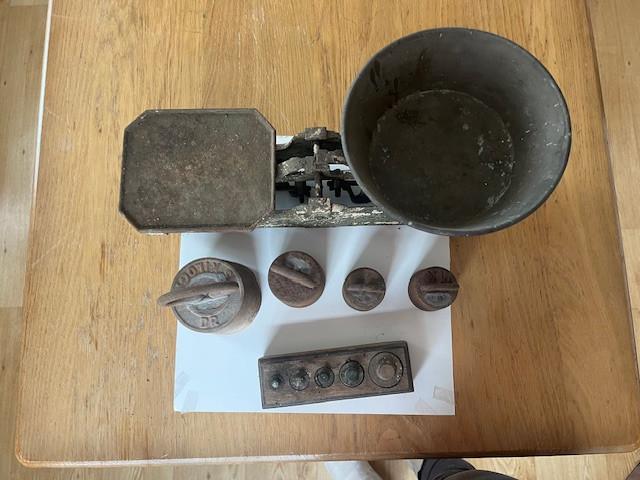 Ouderwetse weegschaal met gewichten