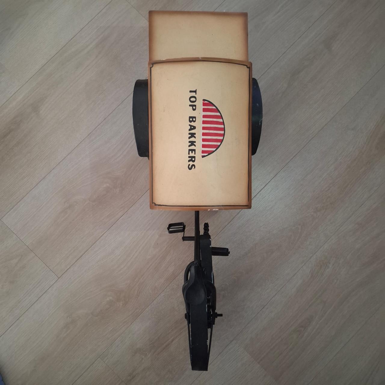 Miniatuur nostalgische bakkersfiets/triporteur bakkerskar