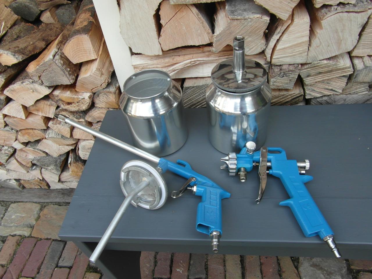 Verfspuit met onderbeker en Vloestofspuit.