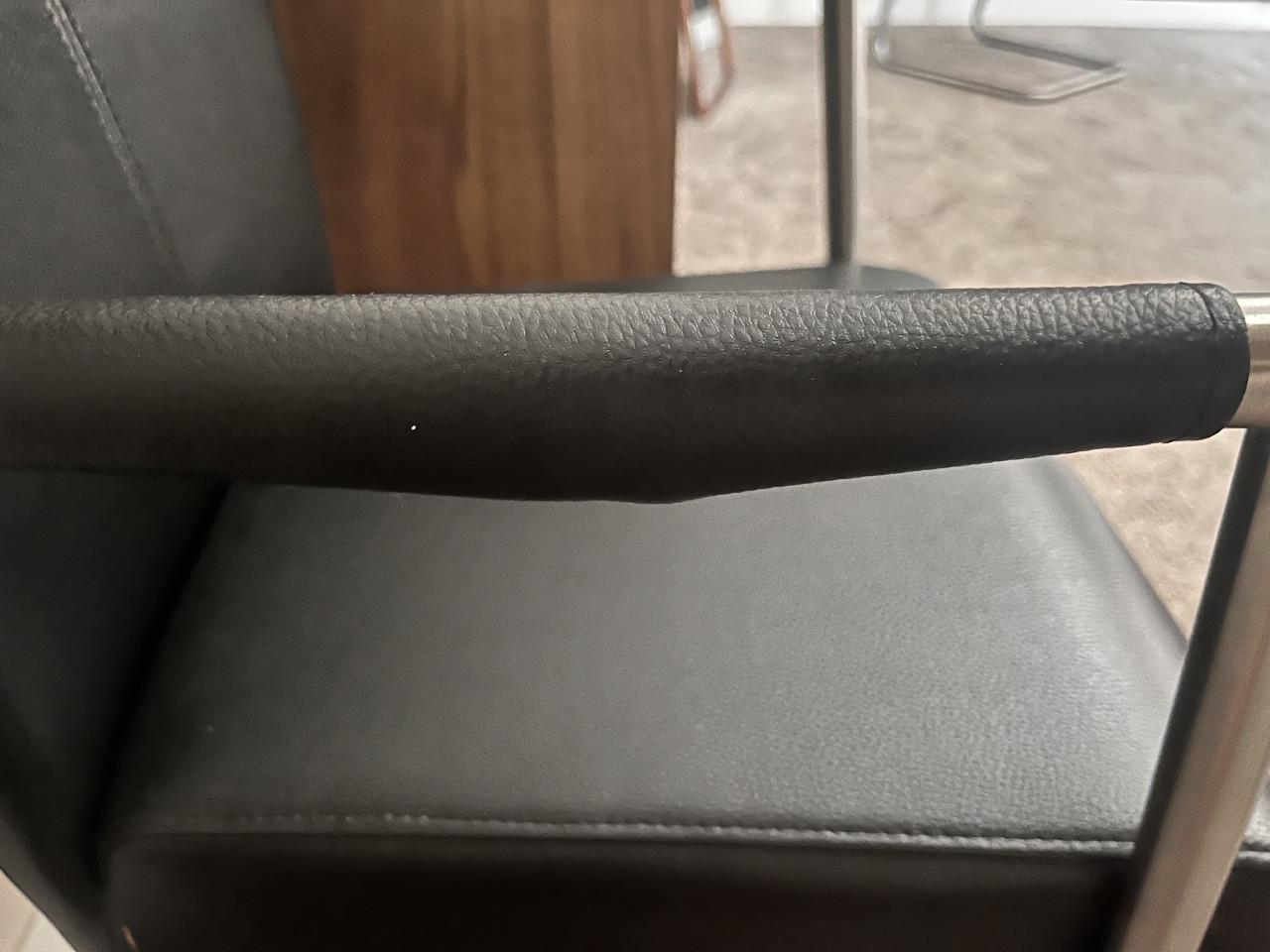 Zwart leren stoelen