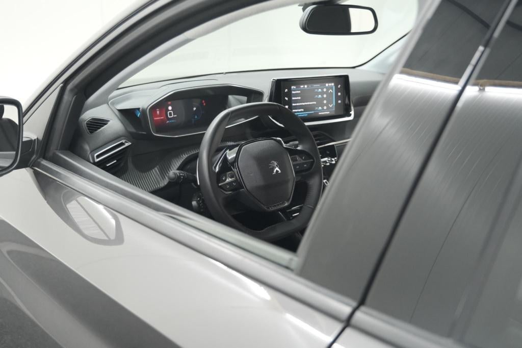 Peugeot 208 puretech 100 eat8 allure pack | camera | apple carplay | parkee