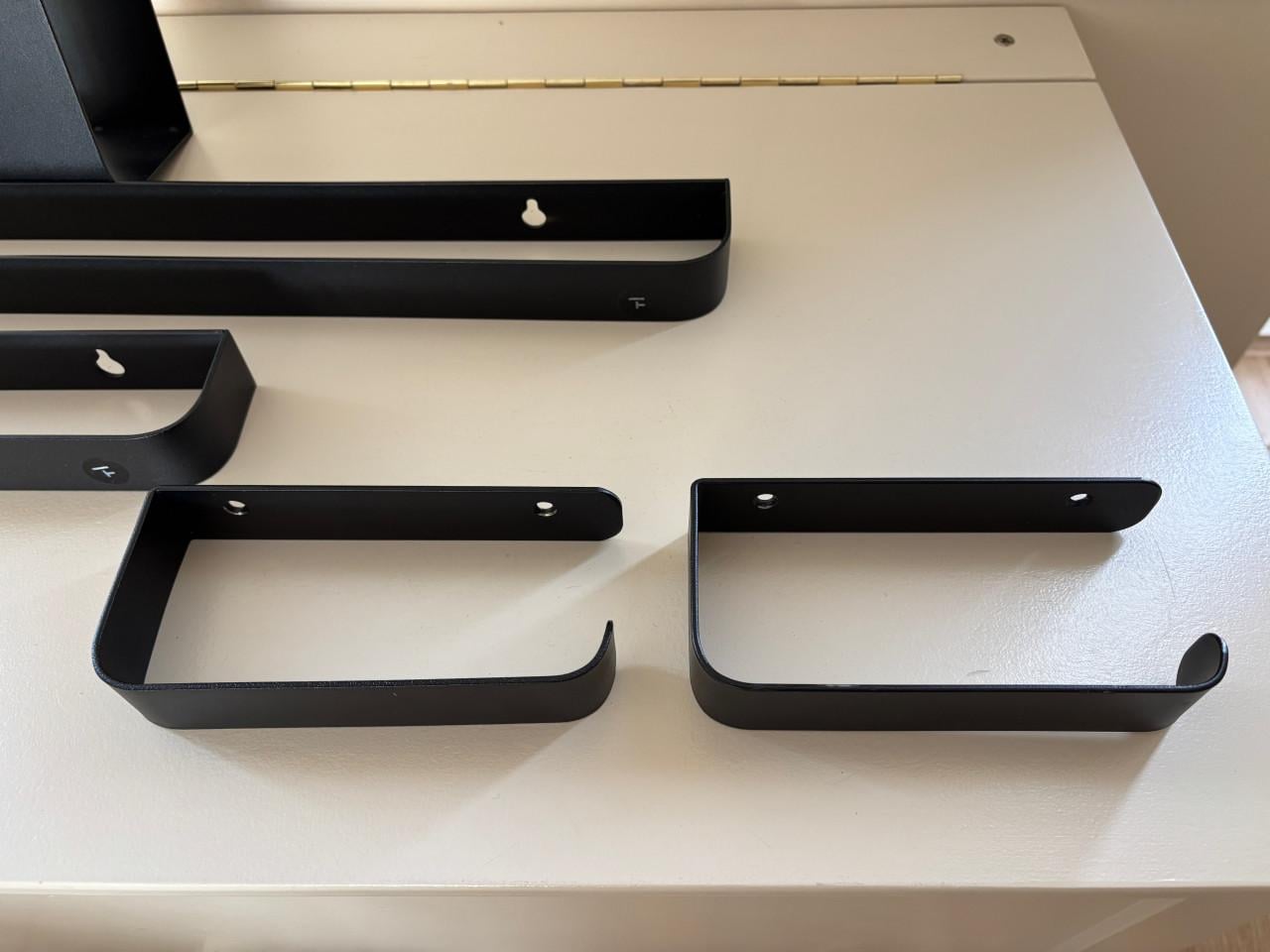 Badkamer accessoires zwart metalen ophangsystemen