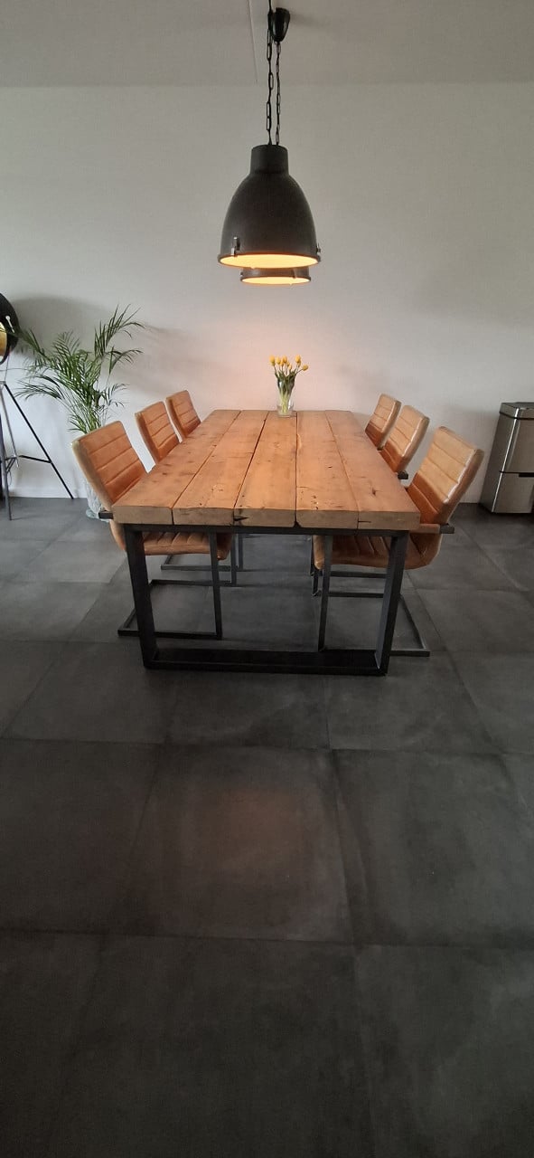 Eettafel met 6 stoelen