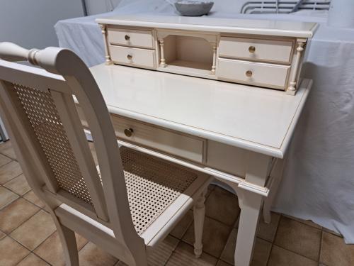 Secretaire en bijbehorende stoel