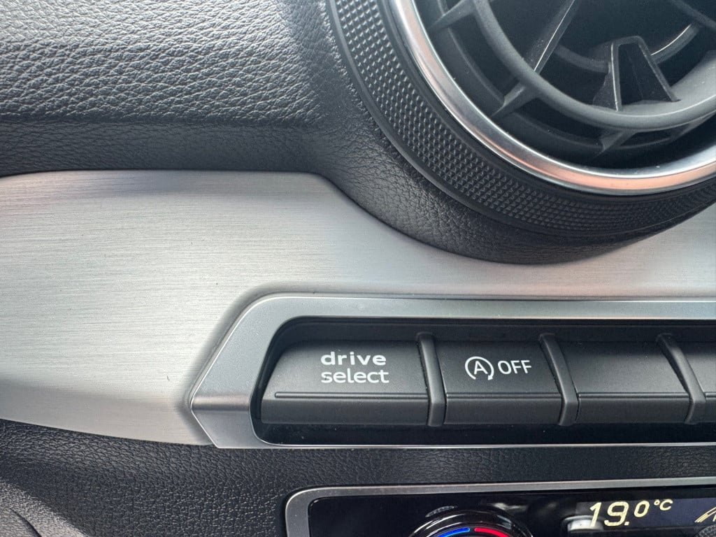 Audi Q2 35 tfsi s edition * panoramadak * camera * keyless