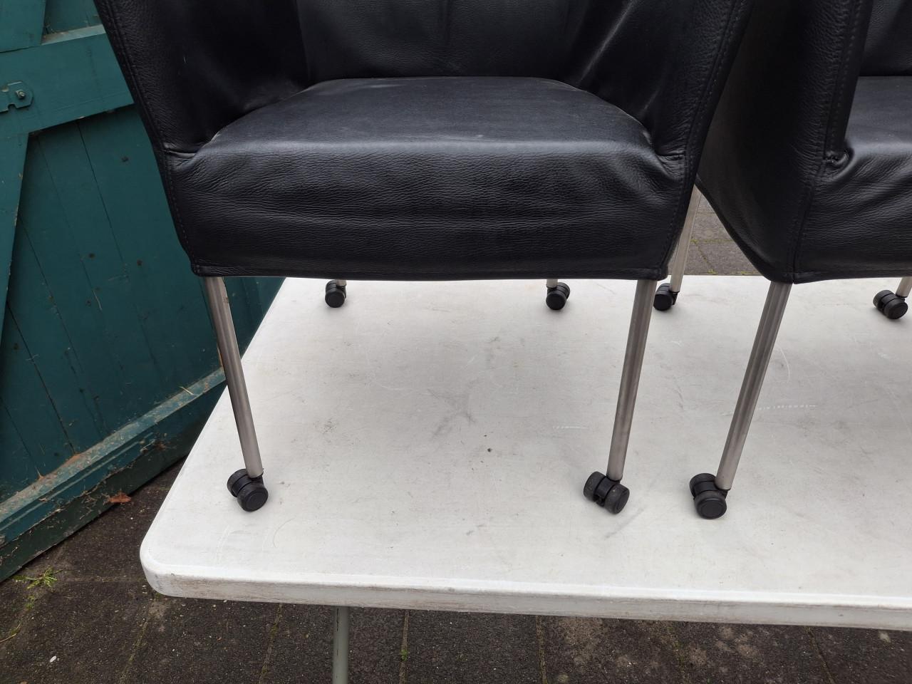 3 x leren stoelen op wieltjes