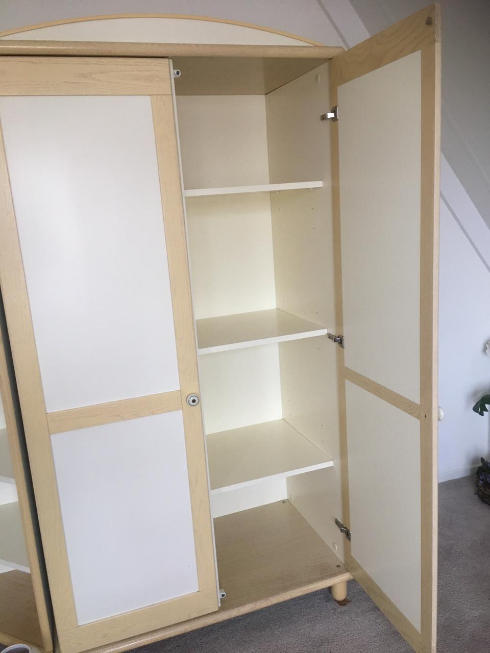 Mooi slaapkamer ameublement, éénpersoons, voor dame of meisje