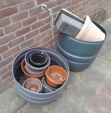 Partij kunststof bloempotten ,bakken en kuipen