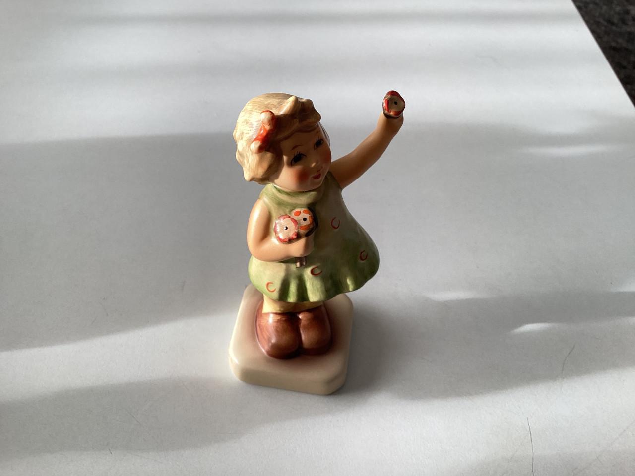 Hummeltje.     Meisje met bloem.   Nr. 793.      Jaar: 1994. Helemaal gaaf.