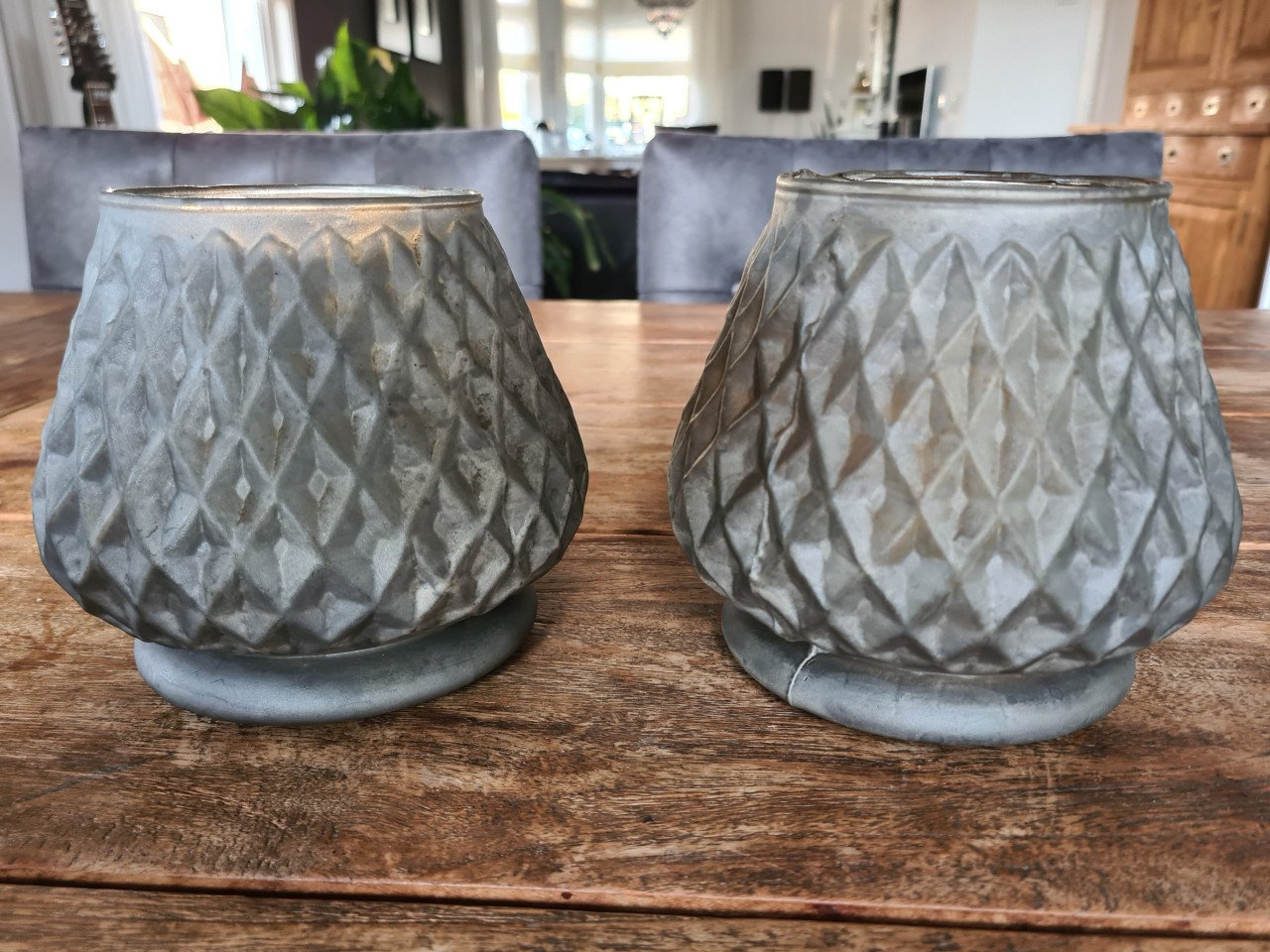 2 sfeervolle oude , antieke glazen kandelaars of bloemen vaasjes