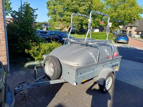 Brenderup 1205s met fietsendrager voor 4 fietsen en een huif