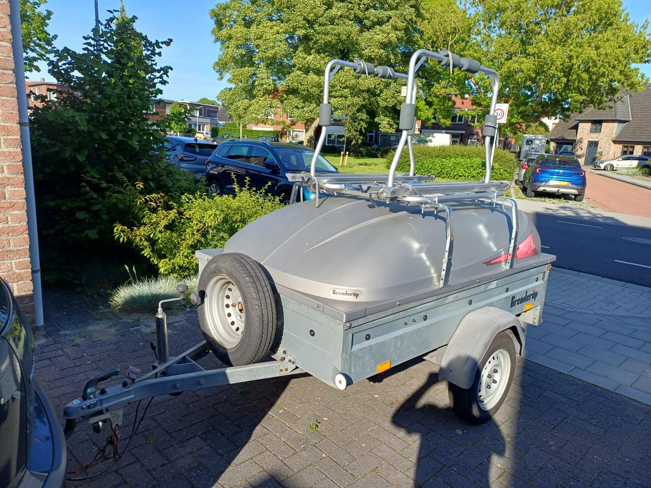 Brenderup 1205s met fietsendrager voor 4 fietsen en een huif