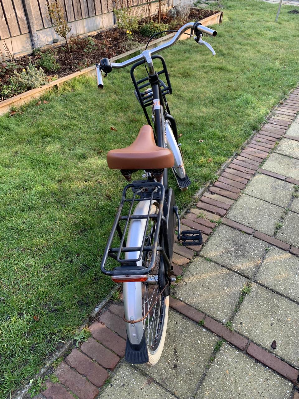 Degelijke 2Cycle transportfiets in het zwart met een bruin zadel. 24inch