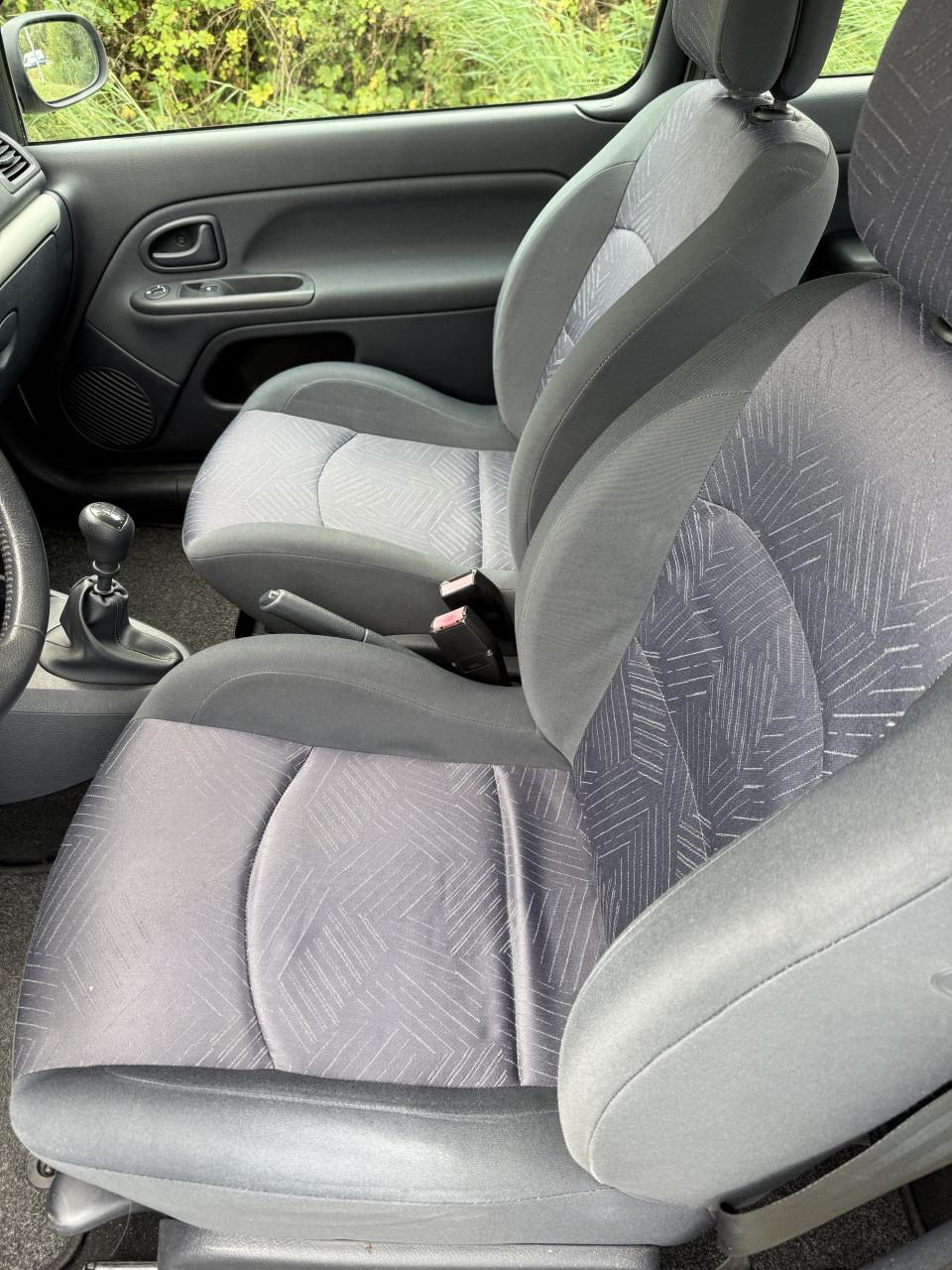 Grijze Renault Clio 1.6 (2004) – 185.000 km – NIEUWE APK (Aug 2027) – Trekh