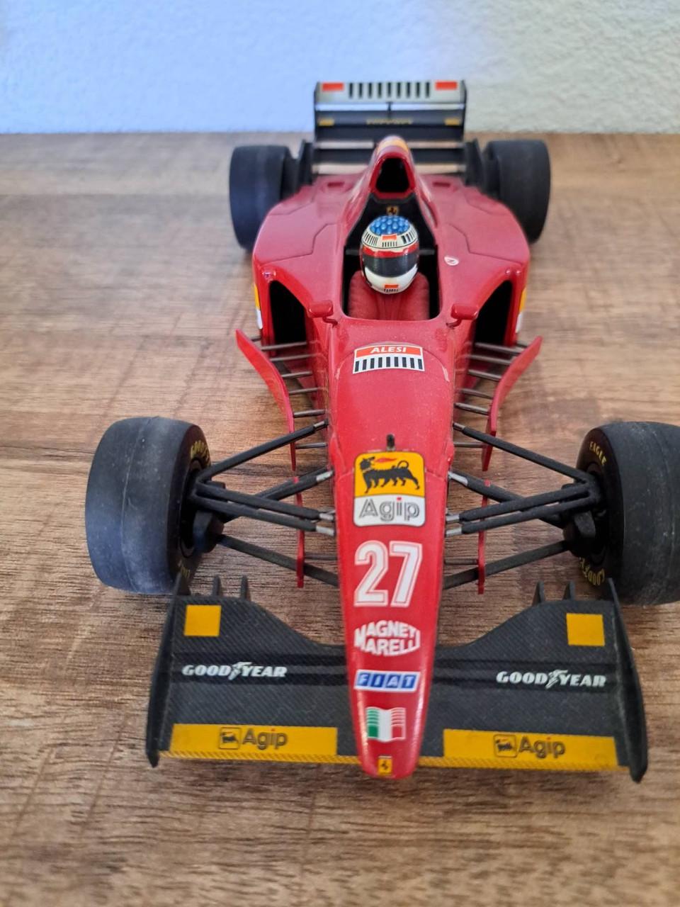 1:18 schaalmodel van de Ferrari 412 T2, specifiek de auto van Jean Alesi