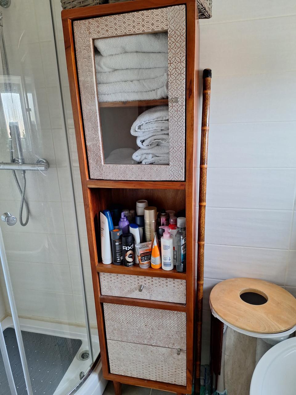 Badkamer bad douche wasbak met hogekast spieglekast en wastafelkastje