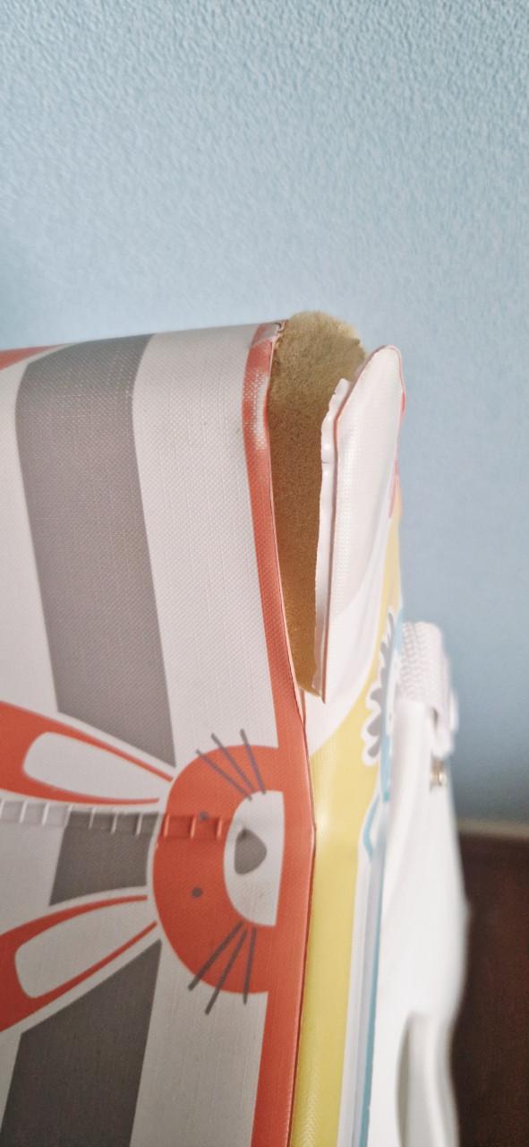 Witte commode met vast aankleedkussen en geïntegreerd badje