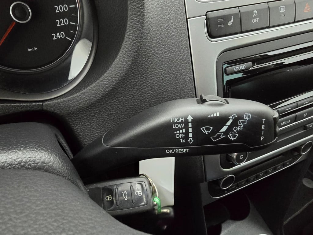Volkswagen Polo occasion 1.2 tsi in zwart met cruisecontrol en sportieve lo