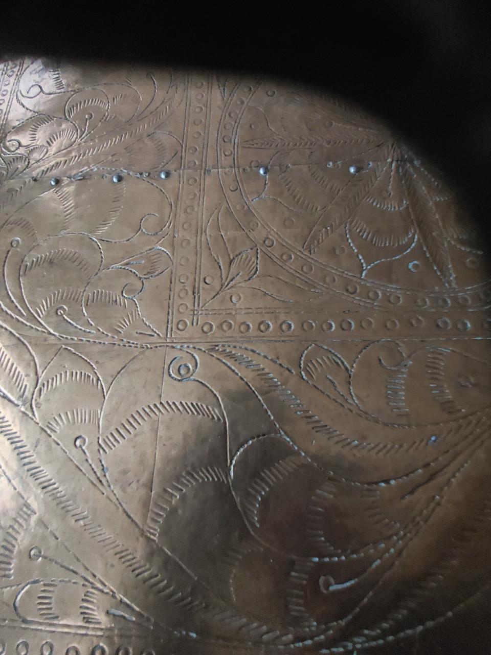 Unieke salontafel ! massief hout volledig  bekleed met handbewerkt messing